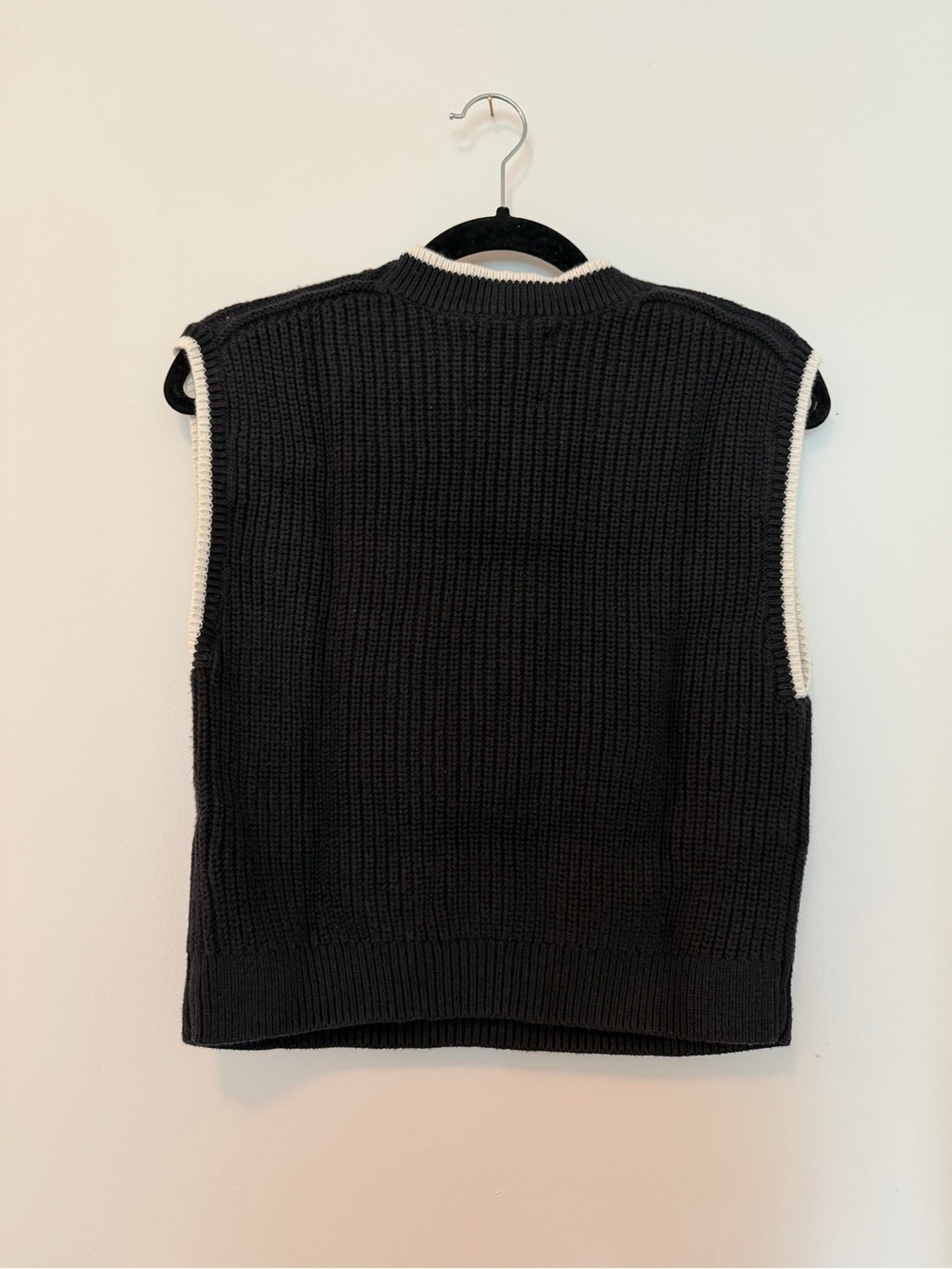 Abercrombie & Fitch Women’s Black Knit Sleeveless Sweater Vest - Picture 4 of 4